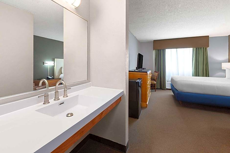 Travelodge by Wyndham Redwood Falls