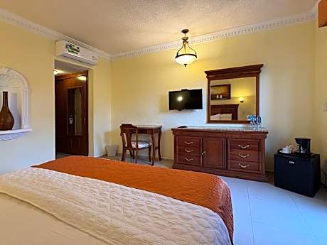 Deluxe King Room with Bathtub (Mini-bar & Coffee Maker)