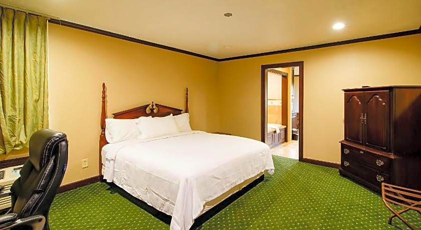 OYO Pinewood Inn & Suites Silsbee