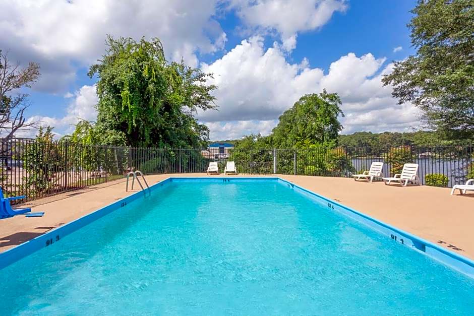 Lake View Inn & Suites