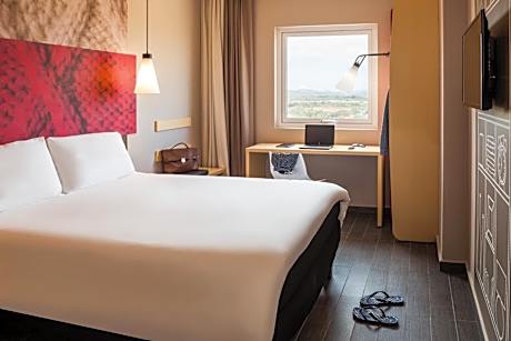 Room with one Queen size bed