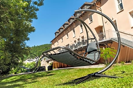 Logis Hôtel Restaurant Les 2 Rives - A75, en bordure de rivière