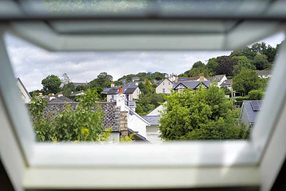 The Cromwell Arms Inn