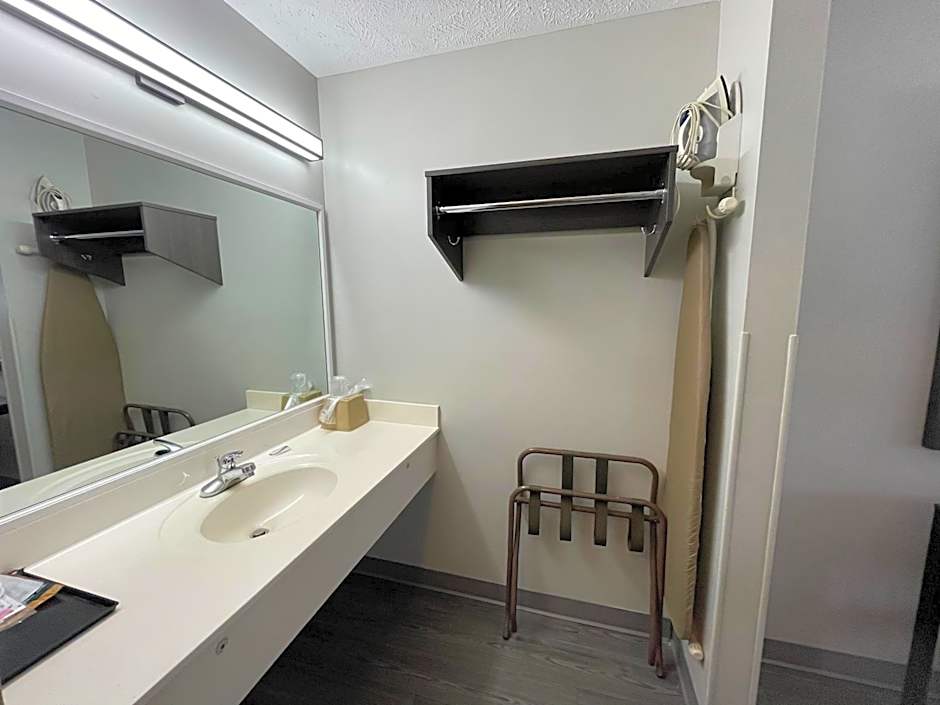 Embassy Inn - Hohenwald