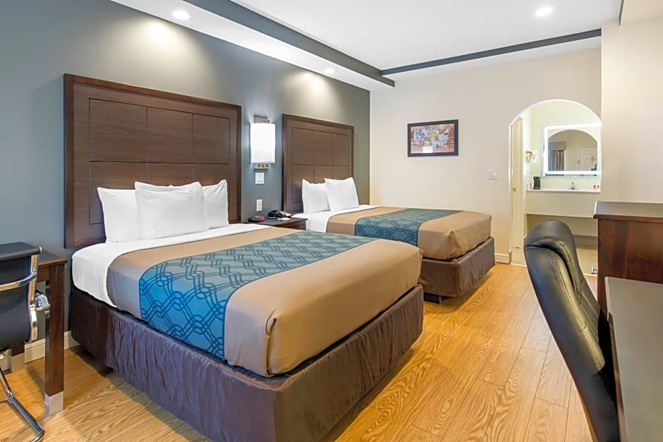 Econo Lodge Inn & Suites
