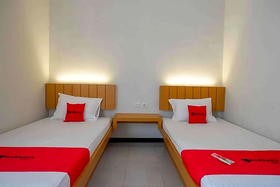 RedDoorz Syariah near Solo Paragon Mall 2