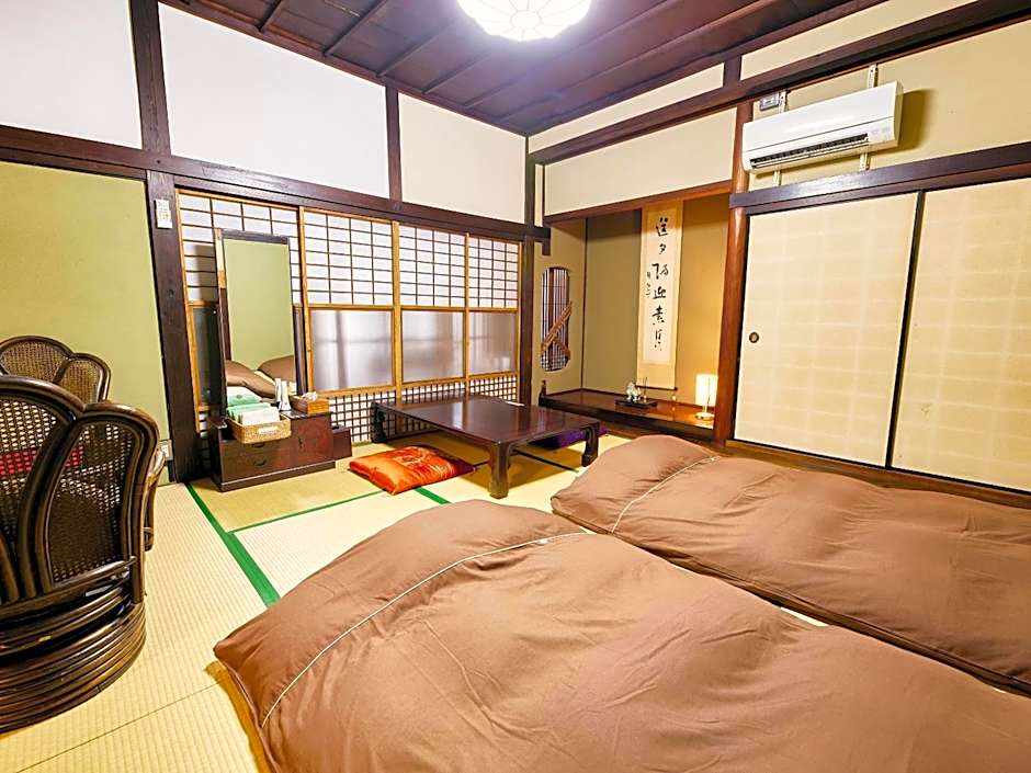 Foto 1 di 50 di Triple Room with Shared Bathroom