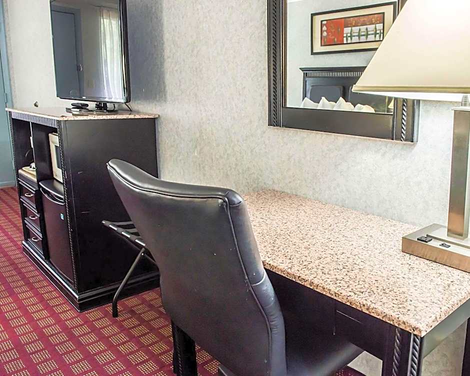 Quality Inn & Suites Gibsonia - Pittsburgh North