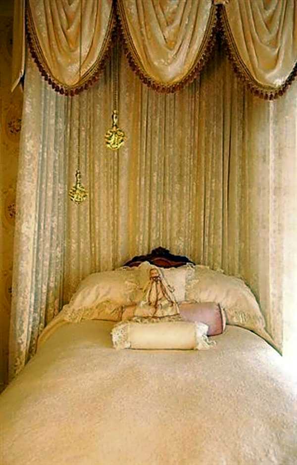 Alexander Mansion  Bed and Breakfast
