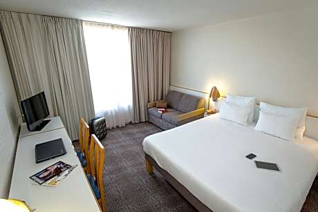 Standard Room with One Double Bed and Twin Beds