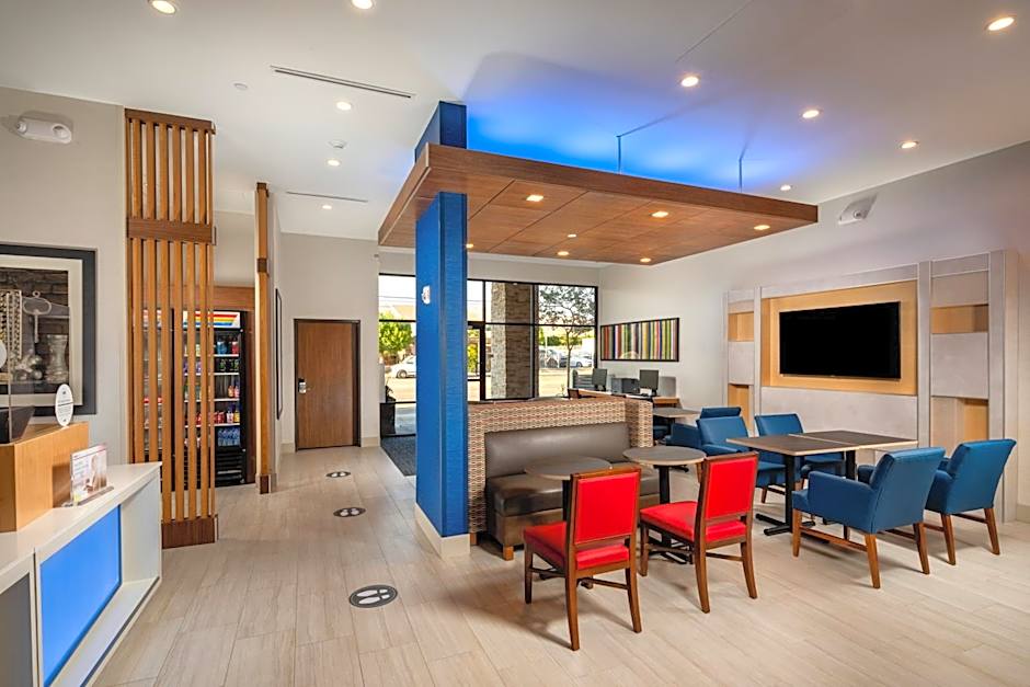 Holiday Inn Express and Suites Chatsworth By IHG