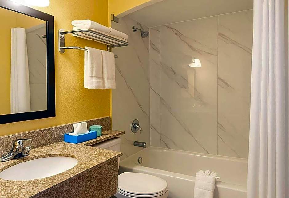 Travelodge by Wyndham Muskegon