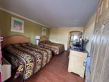 Deluxe 2 Double Beds Non-Smoking