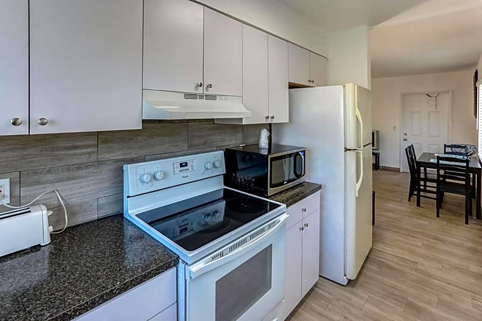 Richard's Motel Courtyard