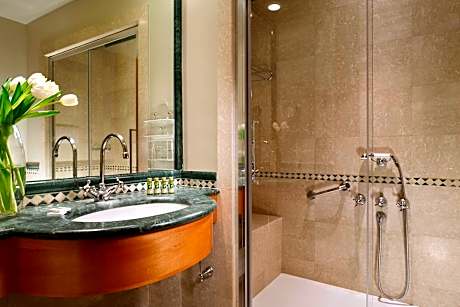 Deluxe Room, 1 Queen Bed, Non Smoking