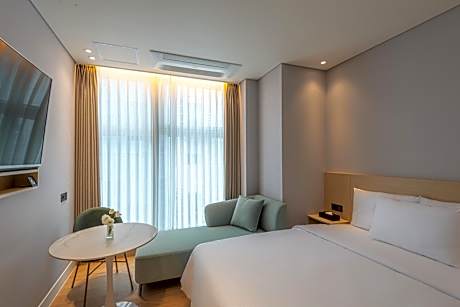 Deluxe Double Room with Side Sea View