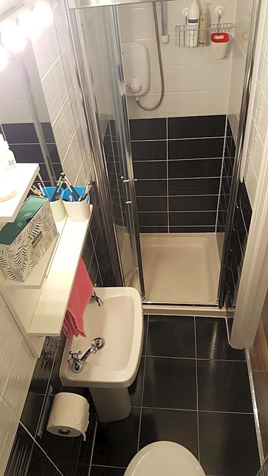 Ridge-Rock Accommodation