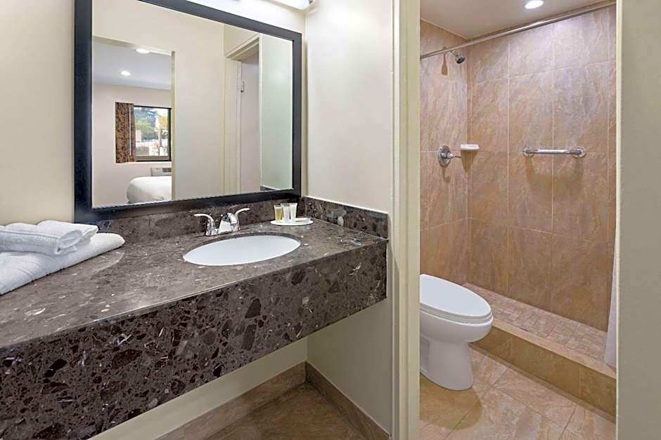 Travelodge by Wyndham Manhasset