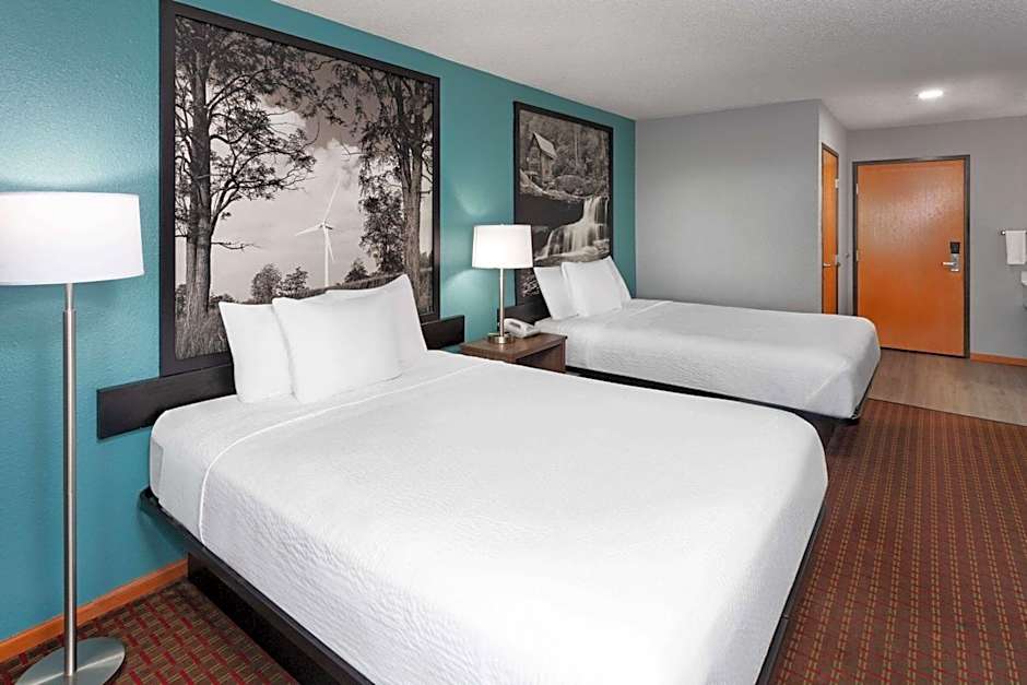 Super 8 by Wyndham McHenry/Fox Lake Area