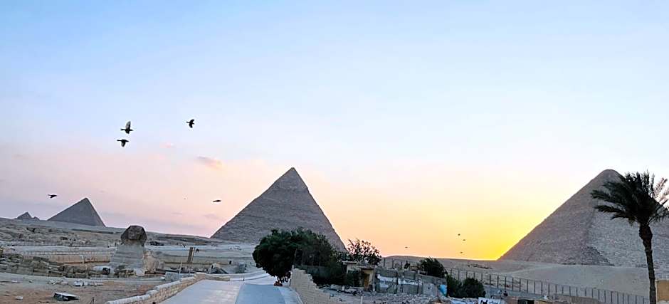 The Gate Hotel Front Pyramids & Sphinx View