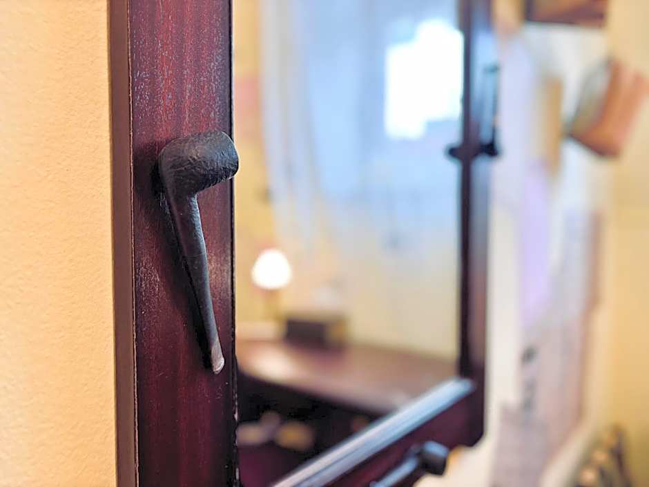 Poet's Theme Room, Free Parking