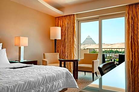 Premium Deluxe, Guest room, 1 King, Pyramids view