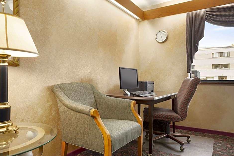 Super 8 by Wyndham Milwaukee Airport
