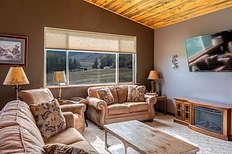 Bison Lodge - Lg Home - 2 bedrooms - less than 5 miles to Yellowstone North Entrance, Sleeps up to 8