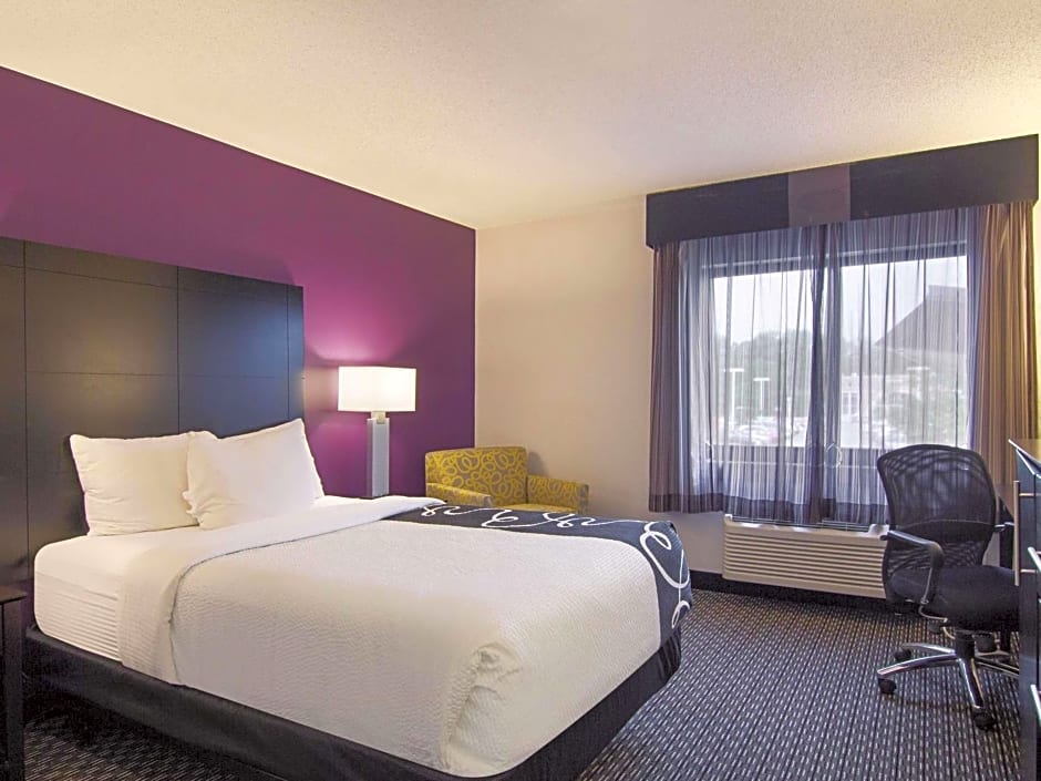 La Quinta Inn & Suites by Wyndham Cleveland - Airport North