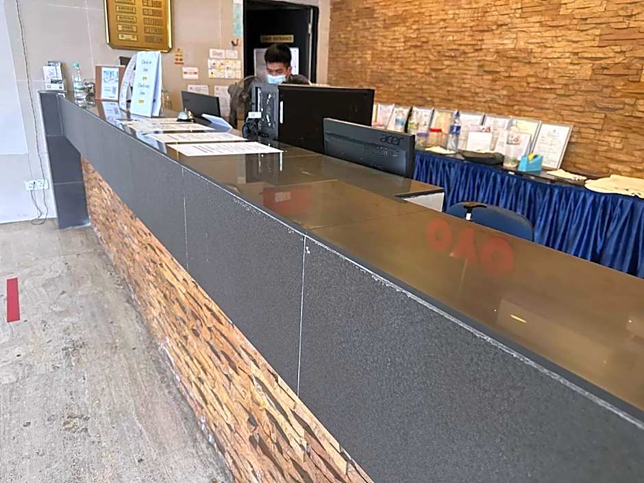 OYO 89619 De Choice Hotel