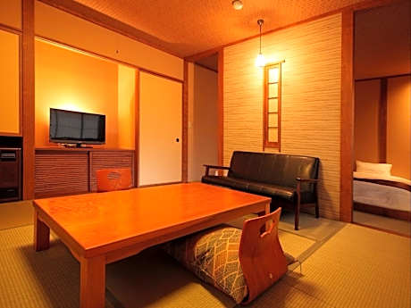 Deluxe Twin Room with Tatami Area and Shared Bathroom