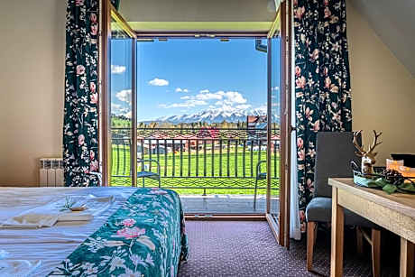 Family Room with Mountain View
