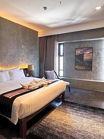 Superior King Room with No View