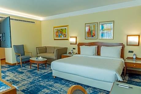 Junior Corner Suite with Lounge Access