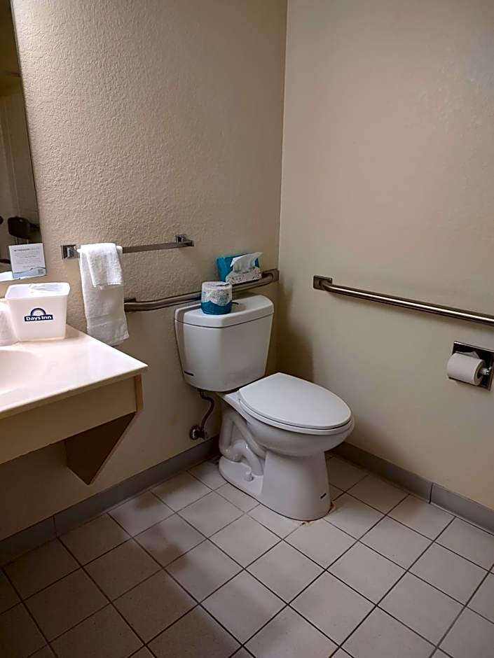 Days Inn & Suites by Wyndham Fargo 19th Ave/Airport Dome