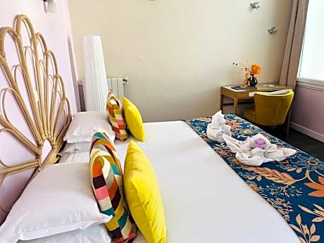 Classic Double Room with Courtyard View