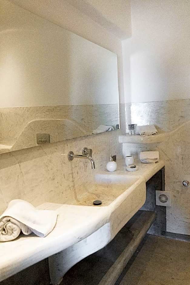 Demilmar Luxury Suites – Perissa, UT