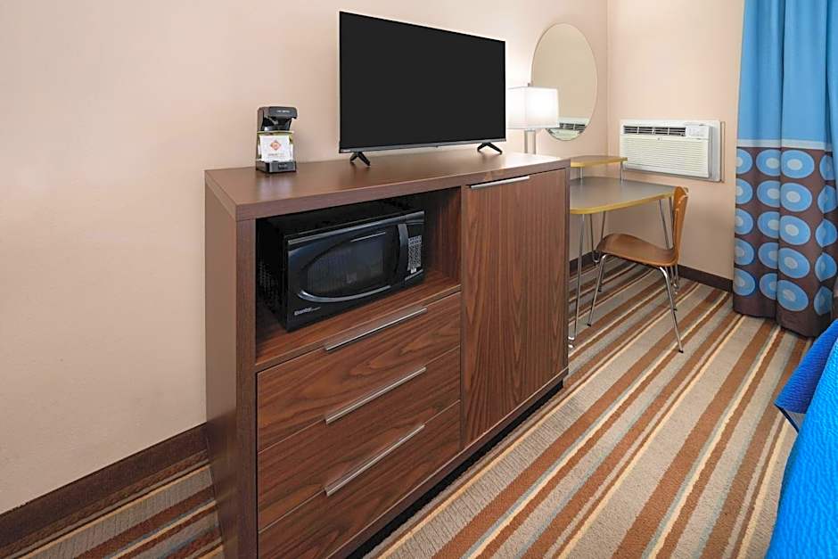 Super 8 by Wyndham Longmont/Twin Peaks