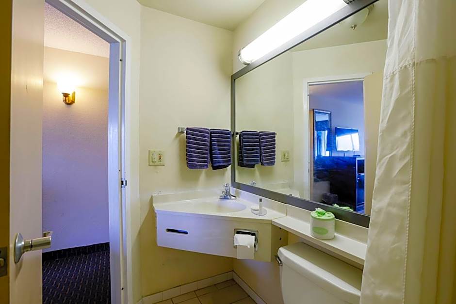 Copley Inn & Suites By OYO Akron OH