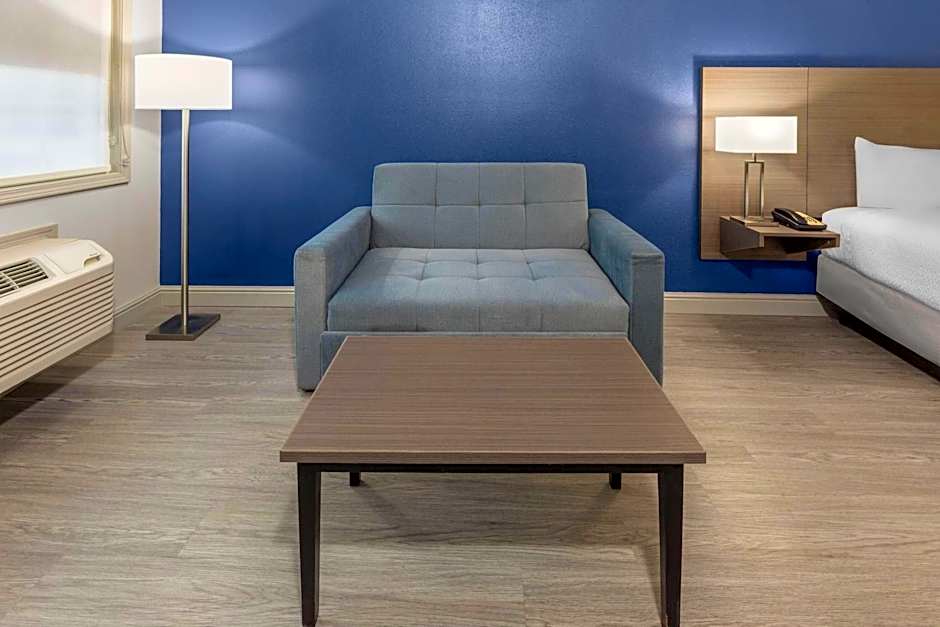 Angel Inn Near IMAX, a Travelodge by Wyndham