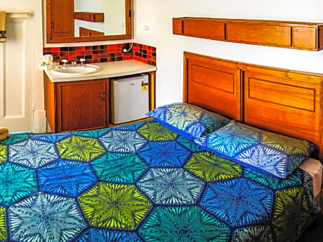 Guestroom Shared Bathroom
