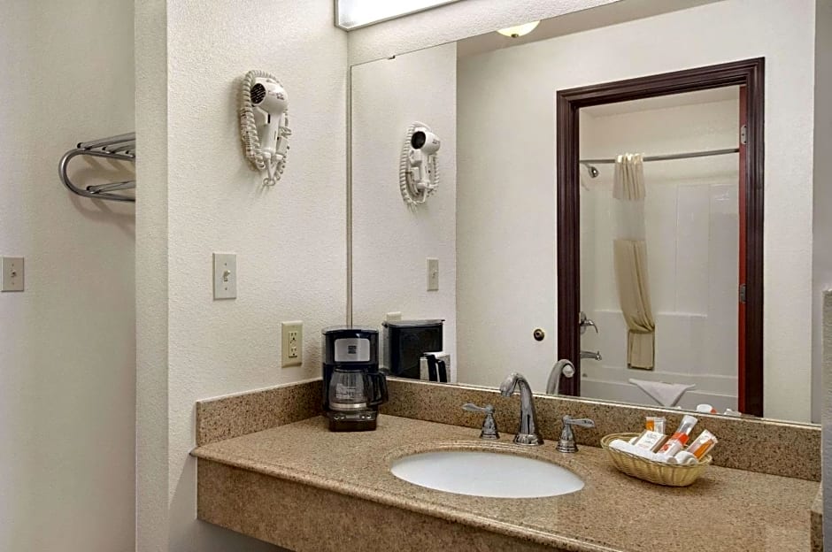 Howard Johnson by Wyndham Lubbock TX