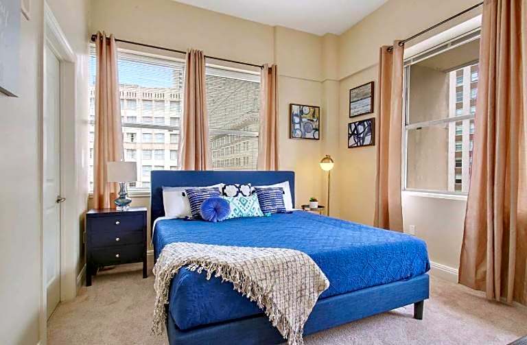 Amazing Condos Beautiful View 2 Blocks To French Quarter, Small Rooftop Pool, Gym, Seanger Theater, Super Dome, And Bourbon St