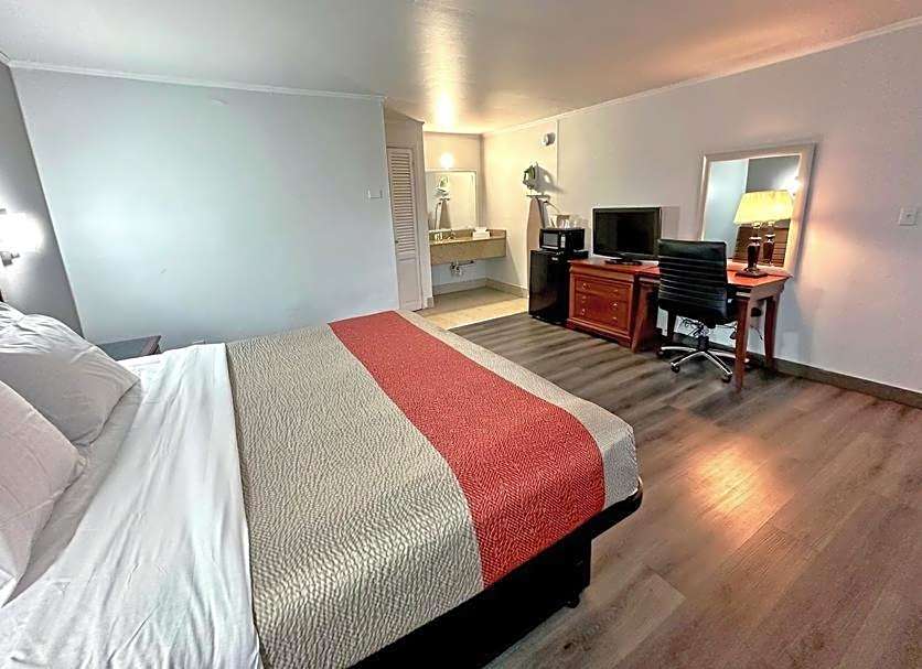 Red Carpet Inn - Stamford