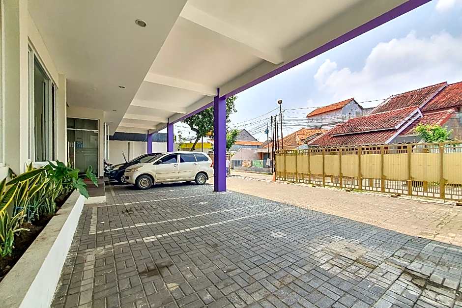 Urbanview Hotel Pondok Mas Cirebon By Reddoorz – Cirebon, OH
