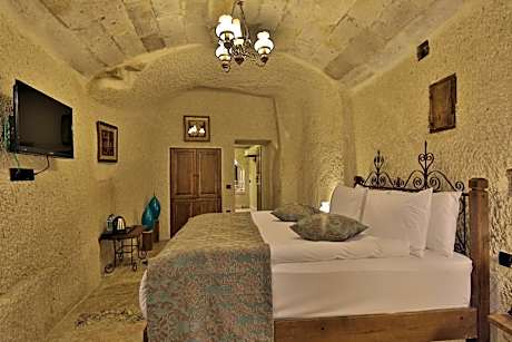 Deluxe Cave Double Room with Bath