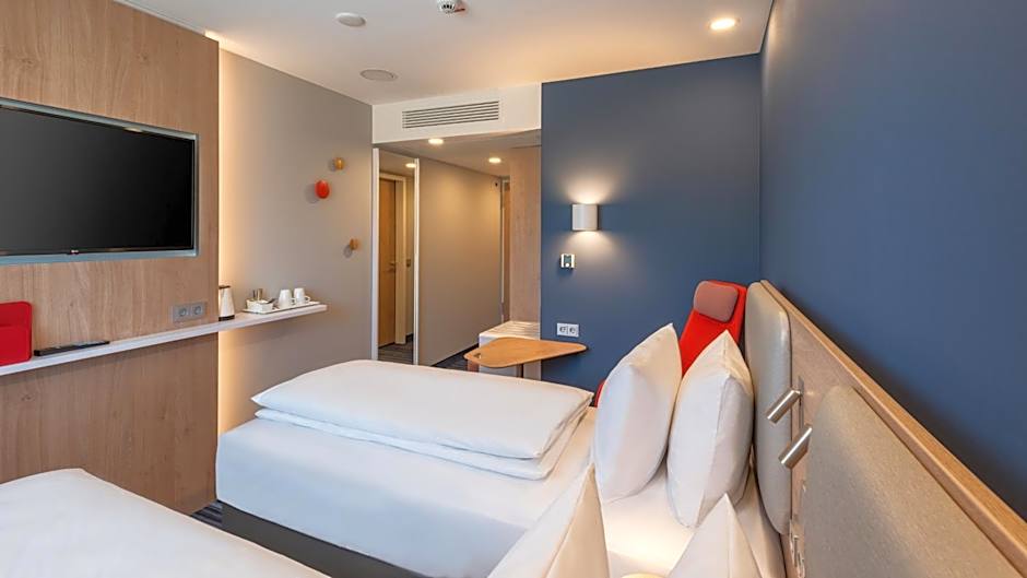 Holiday Inn Express - Hamburg South A7-AS42 By IHG