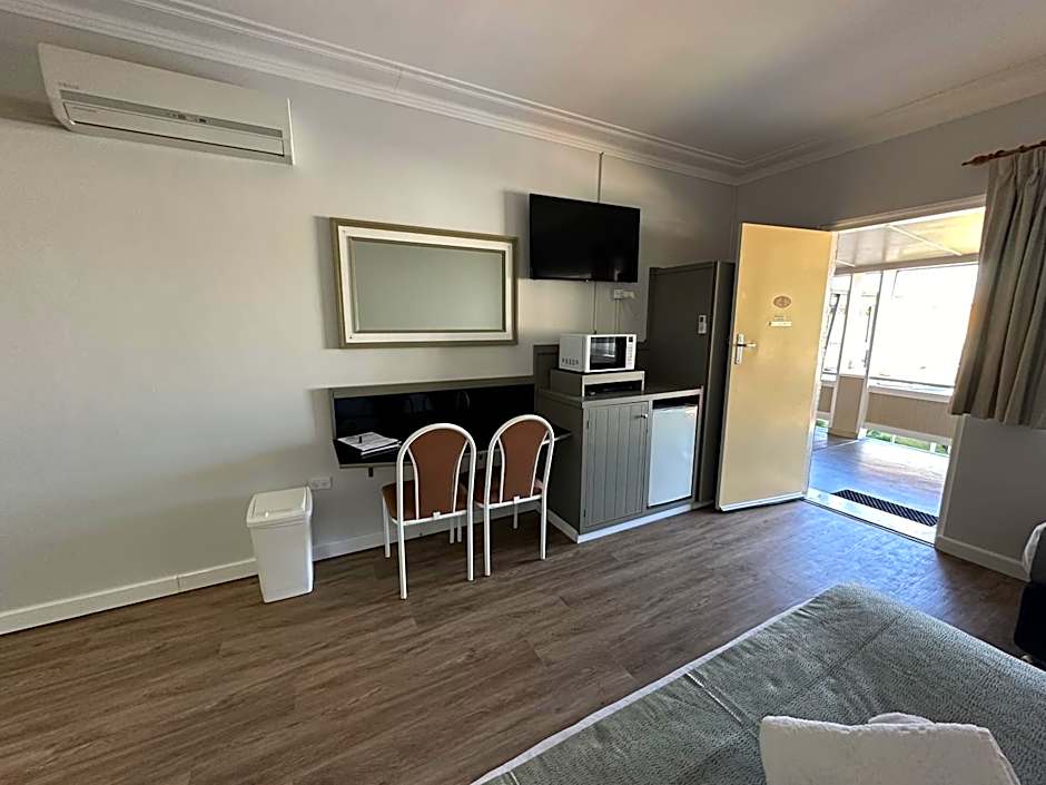 Bucketts Way Motel and Restaurant