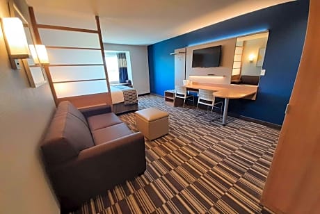 Queen Room with Two Queen Beds - Mobility Accessible - Tub with Grab Bars - East View - Non-Smoking