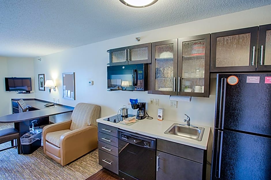 Candlewood Suites Fargo-North Dakota State University, an IHG Hotel